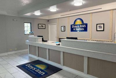 Days Inn & Suites by Wyndham Arlington Heights