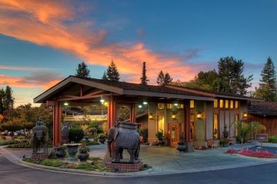 Dinah's Garden Hotel