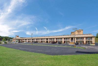 Econo Lodge Inn & Suites East