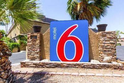 Motel 6 Glendale Inn & Suites