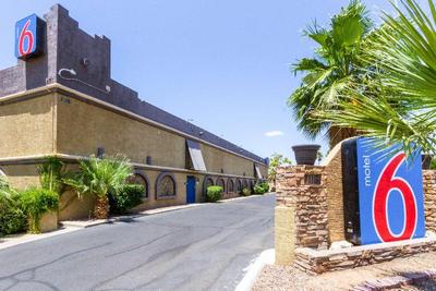 Motel 6 Glendale Inn & Suites