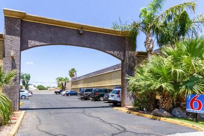Motel 6 Glendale Inn & Suites