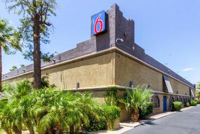 Motel 6 Glendale Inn & Suites