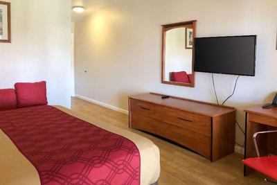 Econo Lodge Inn & Suites Oakland Airport