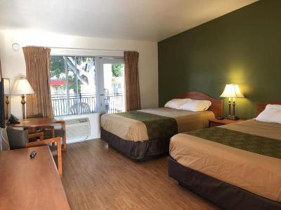 Econo Lodge Inn & Suites Oakland Airport