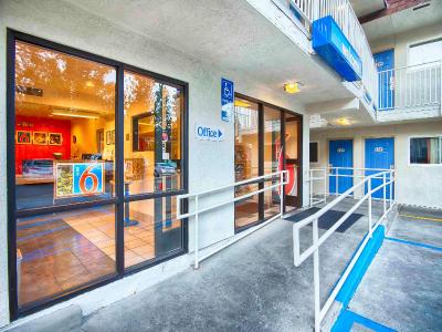 Motel 6 Mammoth Lakes