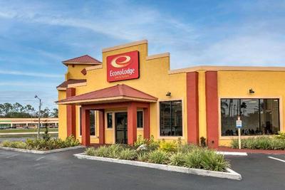 Econo Lodge  Inn & Suites Maingate Central
