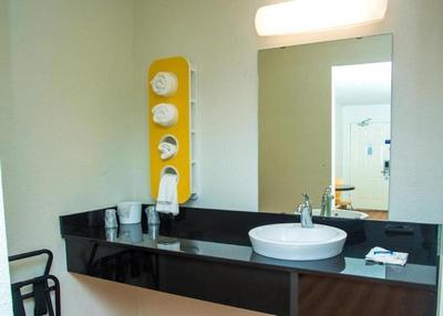 Days Inn & Suites Palestine
