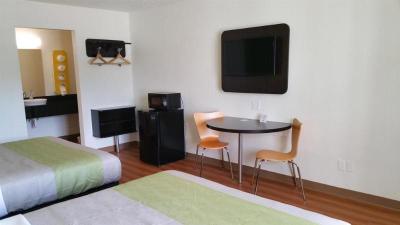 Days Inn & Suites Palestine