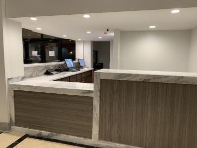 Econo Lodge & Suites