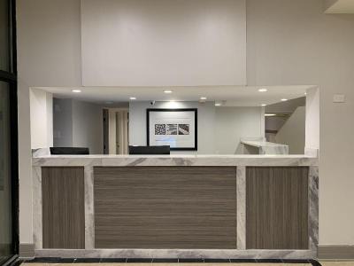 Econo Lodge & Suites