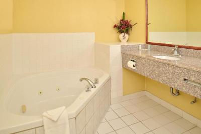 Holiday Inn Express & Sui Joplin Southeast, By IHG