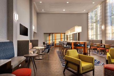 Hampton Inn & Suites State College at Williamsburg