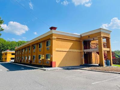 Super 8 by Wyndham Gloucester