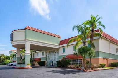 Clarion Inn & Suites Central Clearwater Beach