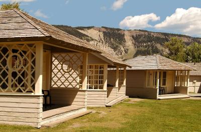 Mammoth Hot Springs Hotel