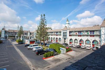 Castle Inn and Suites