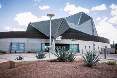 Holiday Inn & Suites Phoenix Airport an IHG Hotel
