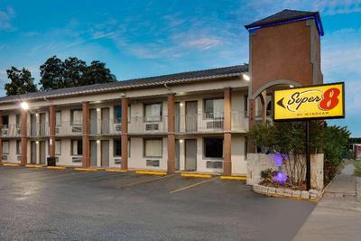 Super 8 by Wyndham Downtown / Alamo