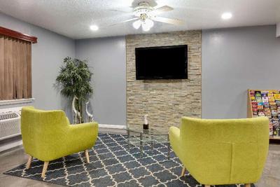 Super 8 by Wyndham Downtown / Alamo