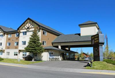 Gray Wolf Inn & Suites
