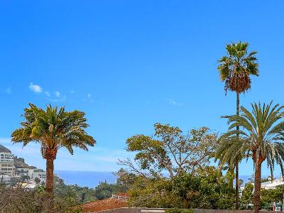 Laguna Apartments