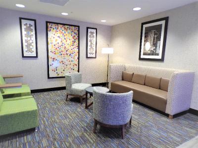 Holiday Inn Express & Suites Largo Central Park
