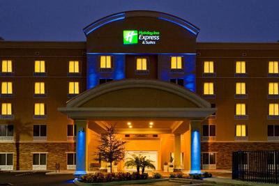 Holiday Inn Express & Suites Largo Central Park