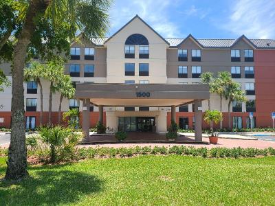 Holiday Inn Express and Suites Hollywood Ft Lauder
