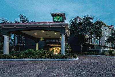 La Quinta Inn & Suites by Wyndham Houston Bush IAH