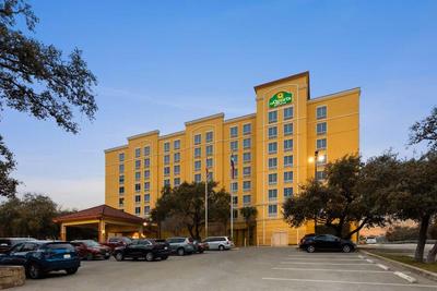 La Quinta Inn & Suites by Wyndham Medical Ctr NW