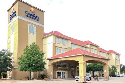 Comfort Inn & Suites Near Six Flags&Medical Center