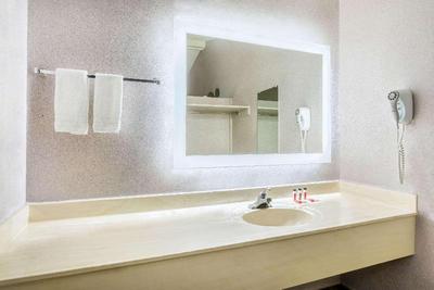 Howard Johnson by Wyndham Phoenix Arpt/Downtown
