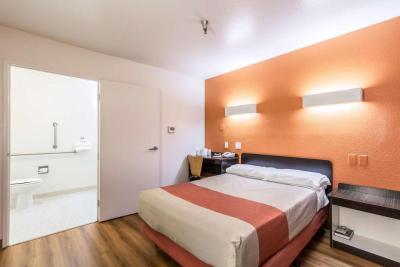 Motel 6 North Kirkland