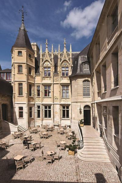 De Bourgtheroulde, Autograph Collection