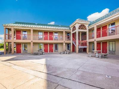 Econo Lodge Inn & Suites I-65