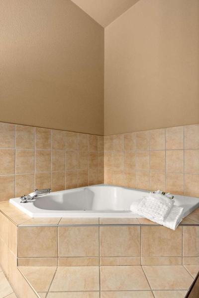 Portland Inn & Suites