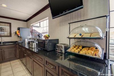 Econo Lodge Inn & Suites