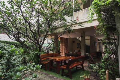 Feung Nakorn Balcony Rooms & Cafe