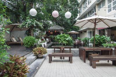 Feung Nakorn Balcony Rooms & Cafe