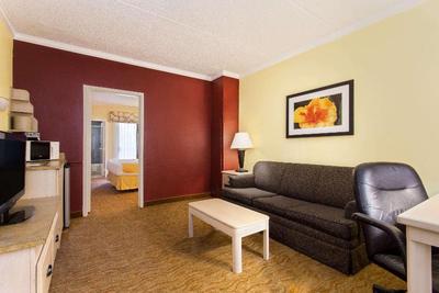 Baymont by Wyndham Tampa Near Busch Gardens