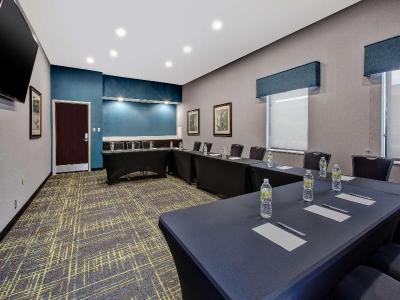 Hampton Inn & Suites Cleveland-Airport/Middleburg