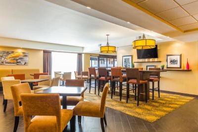 Four Points by Sheraton Chicago Westchester Oak