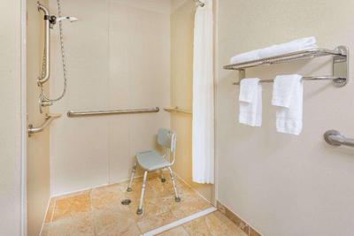 Days Inn by Wyndham North Mobile
