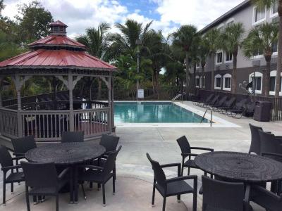 Days Inn Suites by Wyndham Bonita Springs
