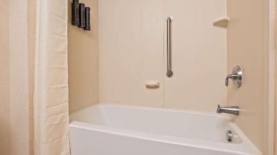 Best Western Plus Chain Of Lakes Inn & Suites