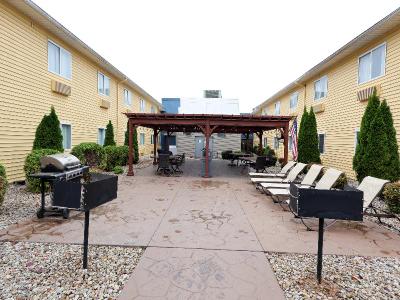 Wingfield Inn and SuitesAtrium Gardens