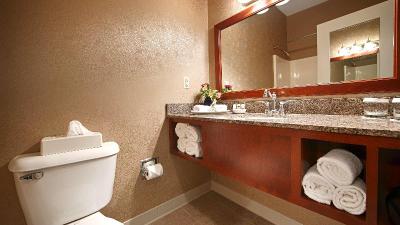 Best Western Plus Lawnfield Inn & Suites