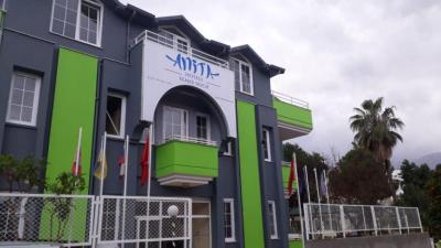Anita Kemer Noch Hotel