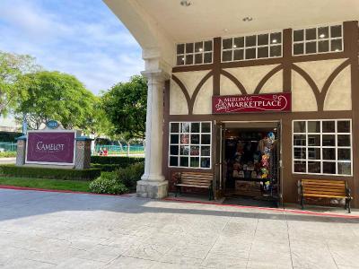 Camelot Inn & Suites